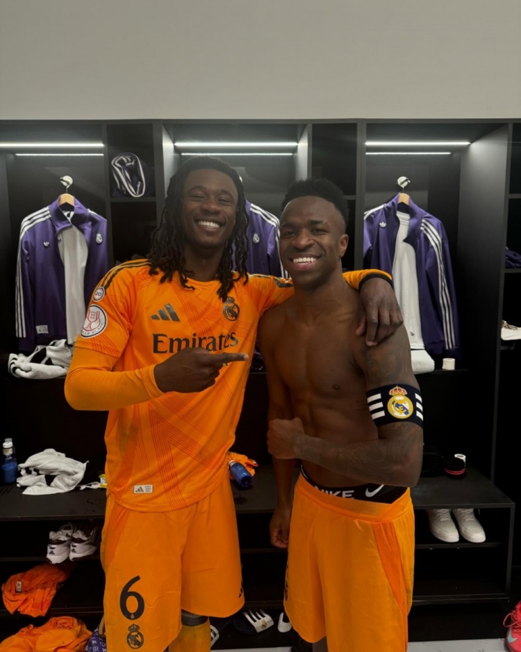 卡马文加社媒晒照：与队长维尼修斯的合照