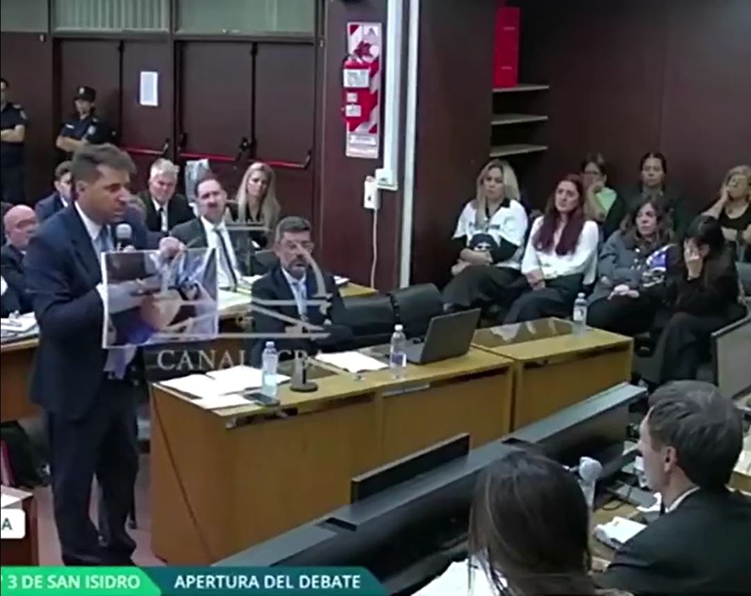 图为之前庭审中，检察官所举照片