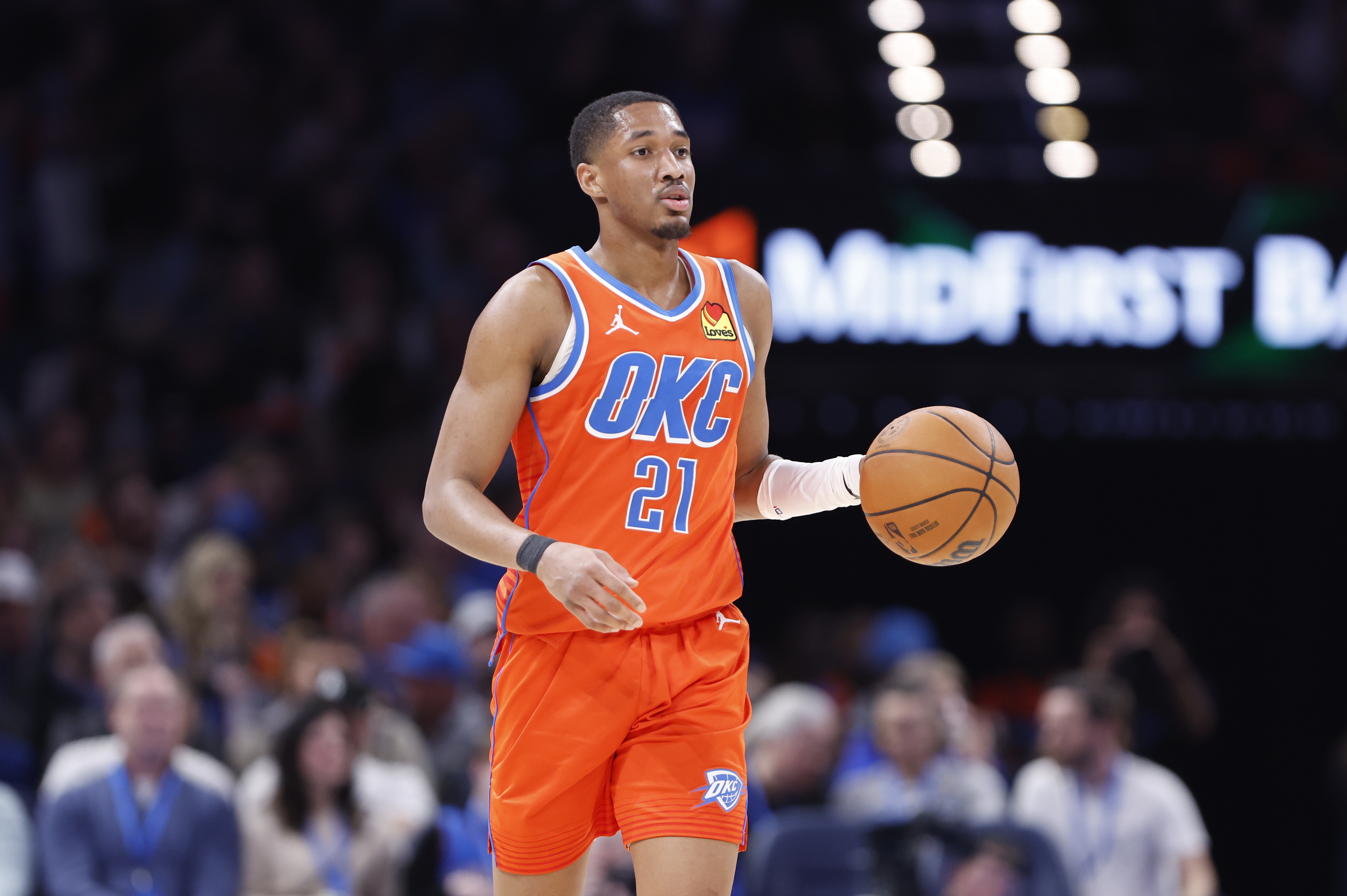 救火队员！阿隆-维金斯首节替补5分钟5中4拿到9分 三分2中1